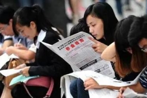 上海“精致穷”被揭开，本科生晒出到手收入，网友看后引发争议