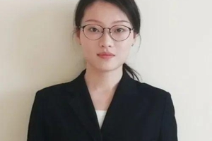 她均绩3.7，上海市优秀毕业生，竞赛获奖，从上海大学保研中科大